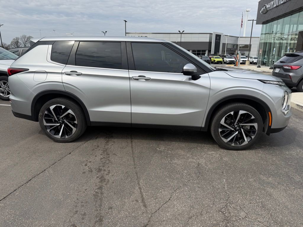 Used 2022 Mitsubishi Outlander ES image 3