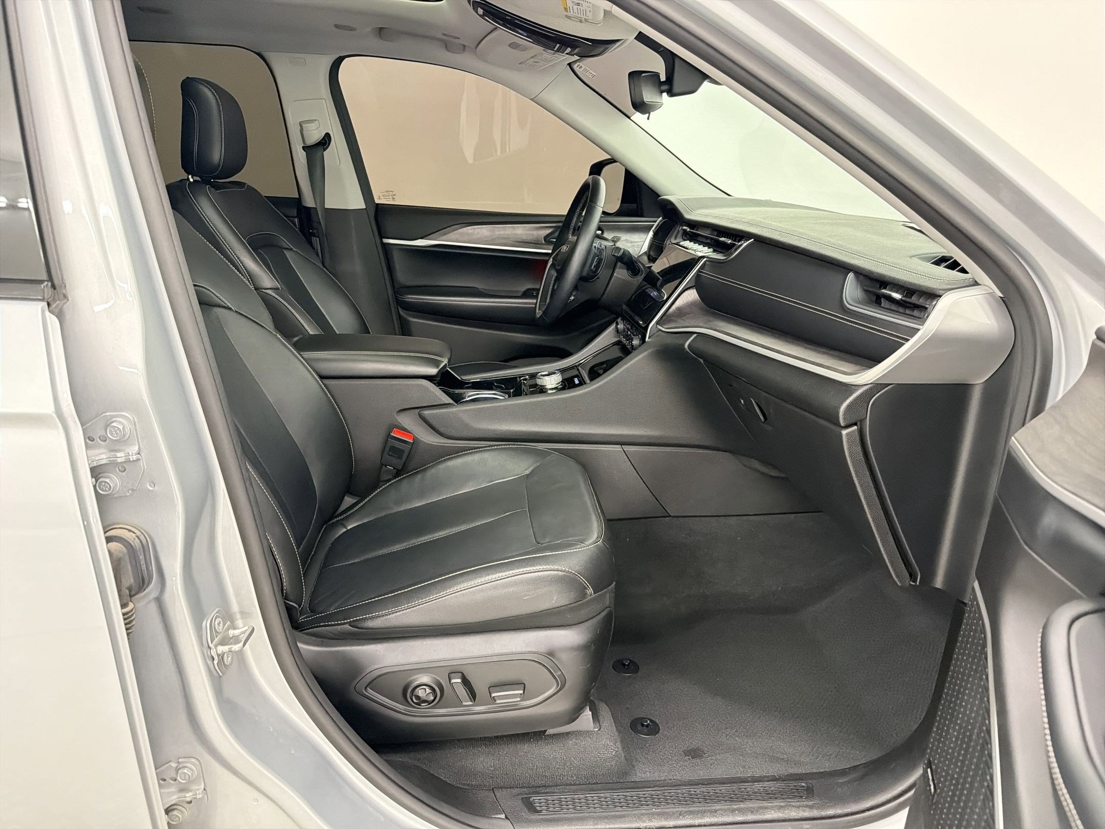 Used 2021 Jeep Grand Cherokee L Limited RWD image 27
