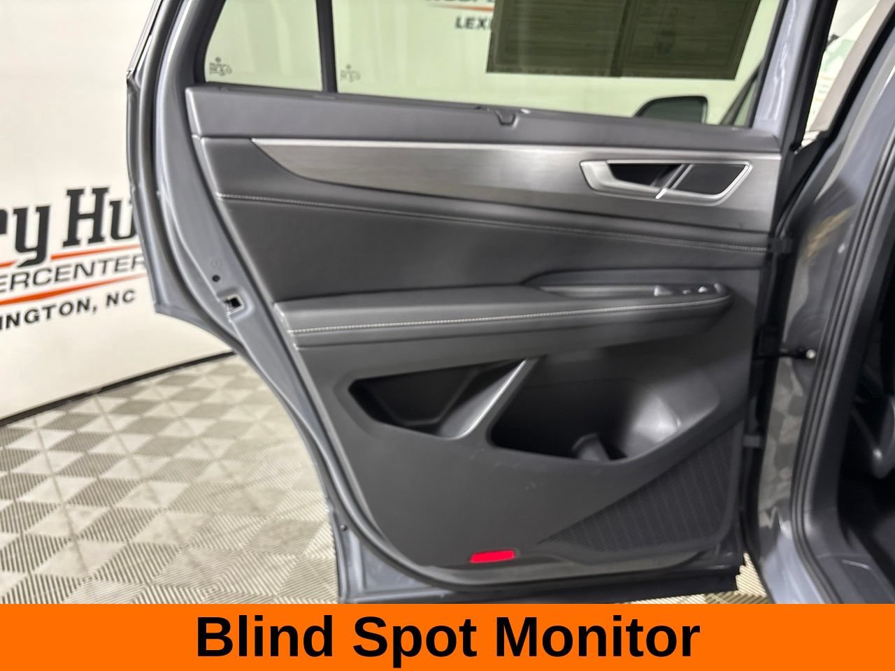 Used 2025 Volkswagen Atlas Cross Sport SE FWD image 19