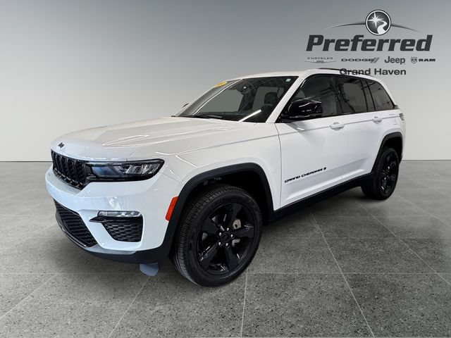 Used 2024 Jeep Grand Cherokee Limited w/ Black Appearance Package AWD/4WD image 12