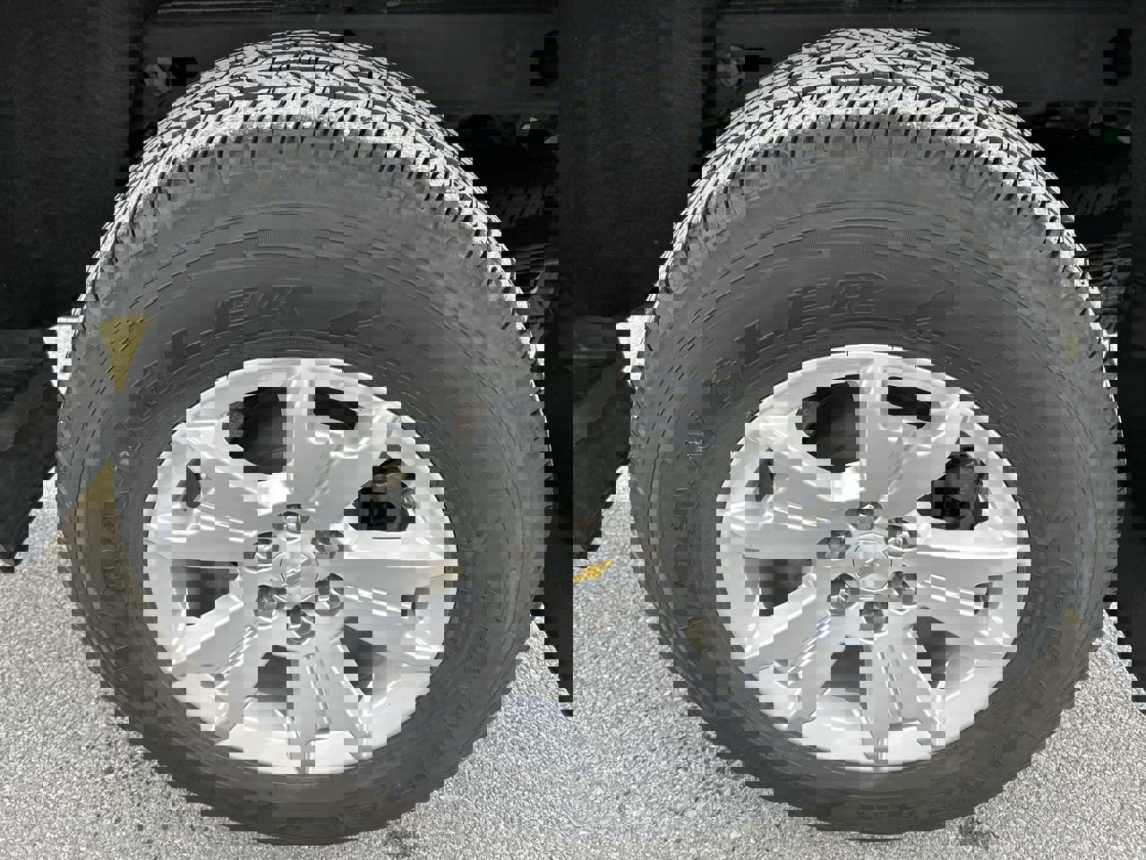 Used 2022 Chevrolet Colorado LT w/ Safety Package image 10