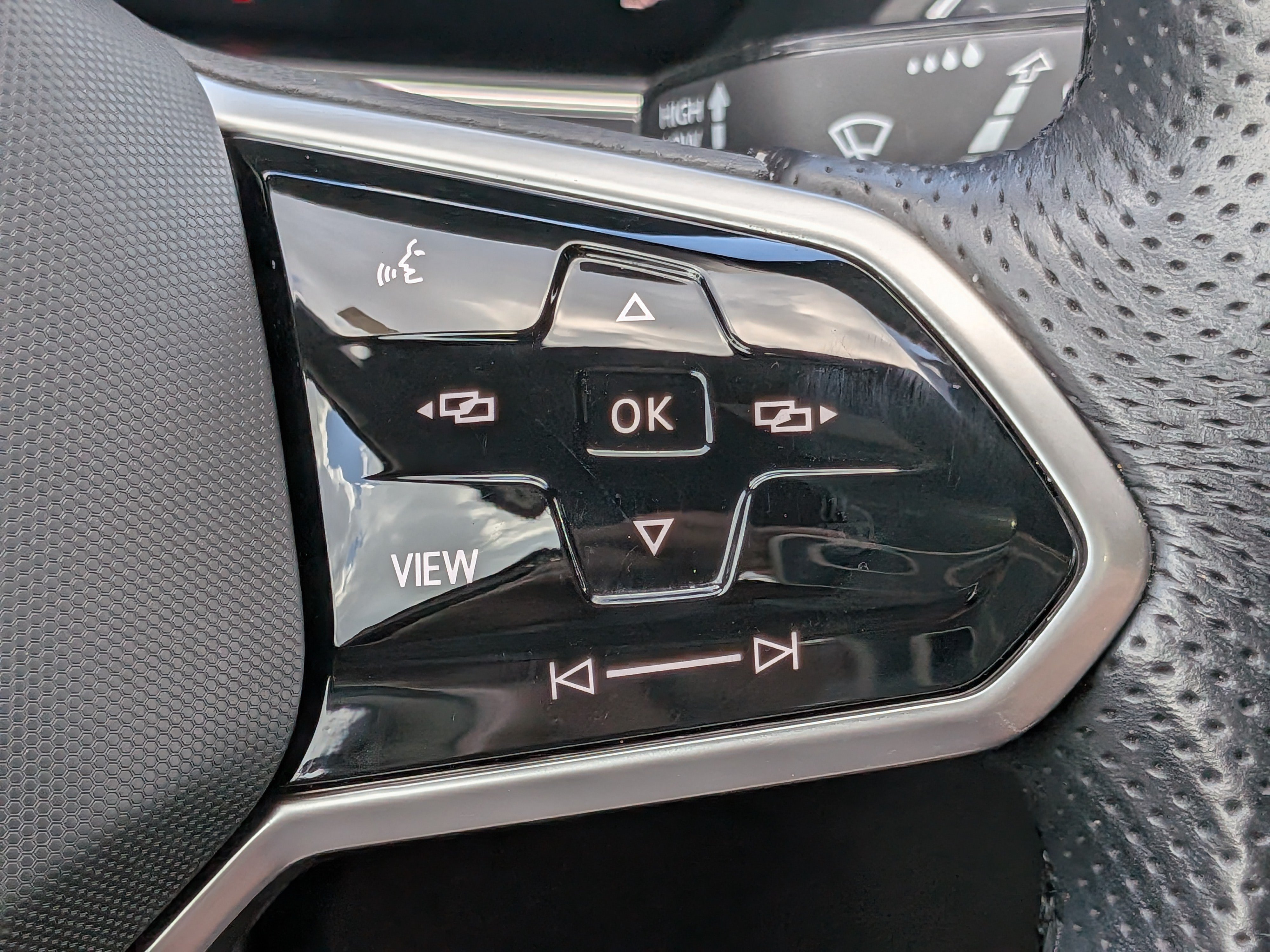 Certified 2023 Volkswagen Tiguan SE R-Line FWD image 27
