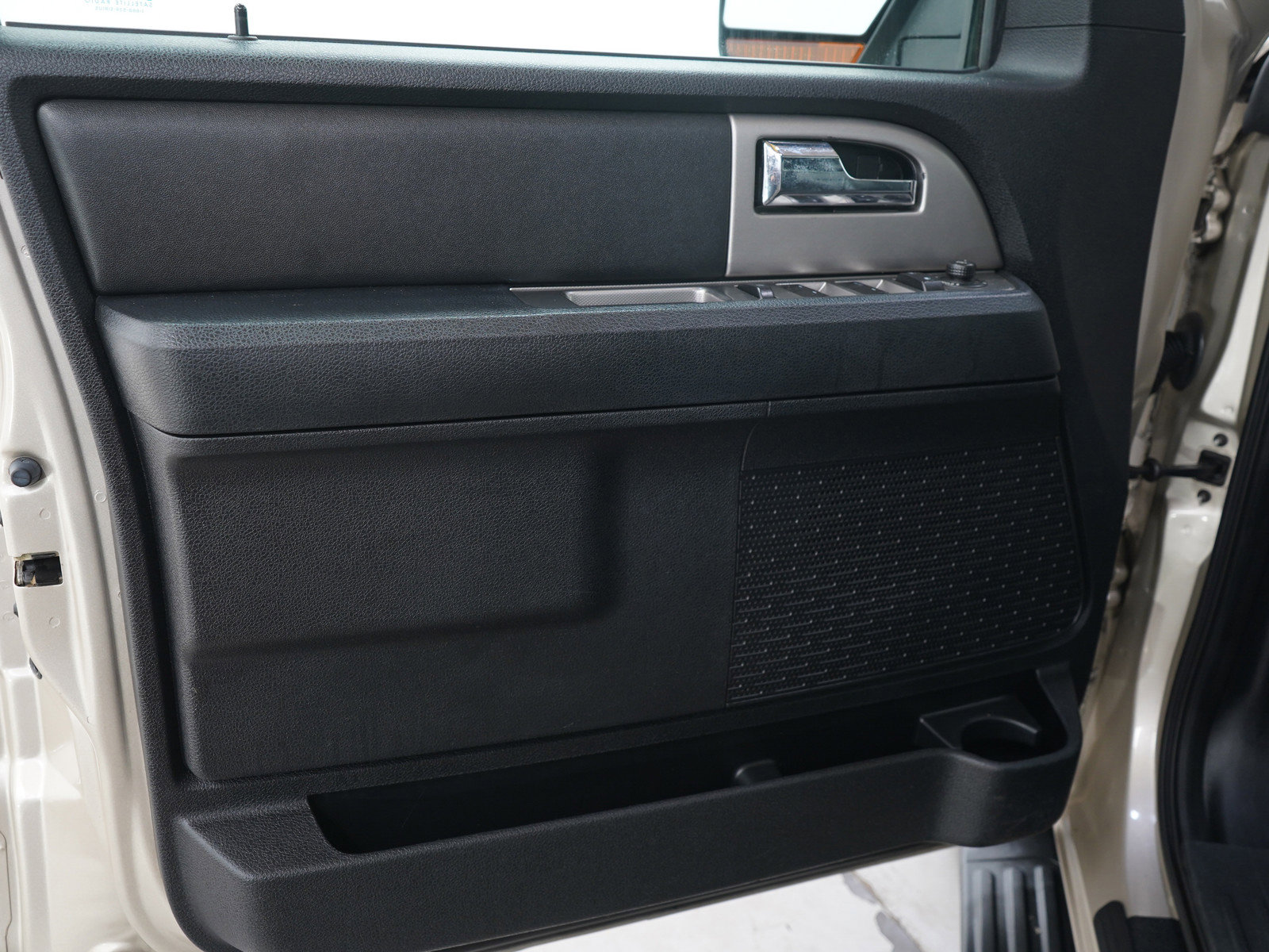 Used 2017 Ford Expedition XLT w/ Equipment Group 202A AWD/4WD image 27