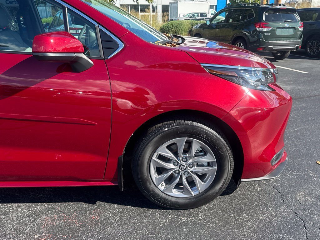 Certified 2026 Toyota Sienna XLE FWD image 10