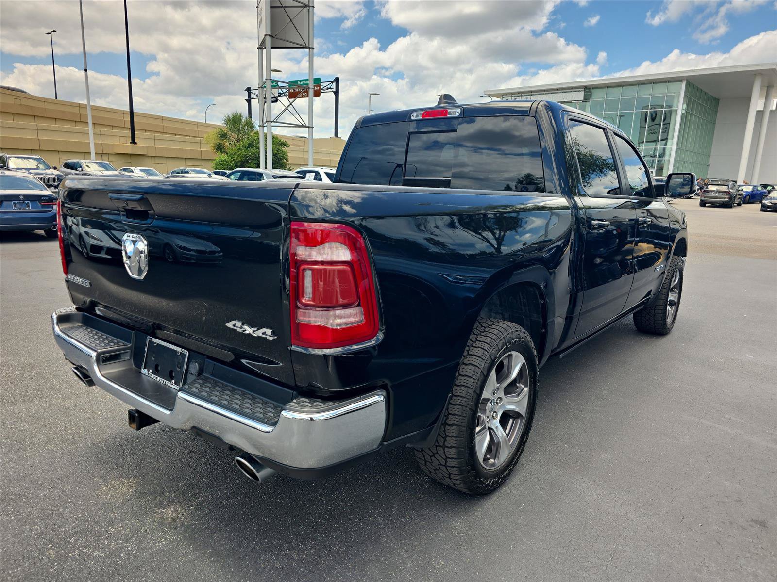 Used 2023 RAM 1500 Laramie AWD/4WD image 3