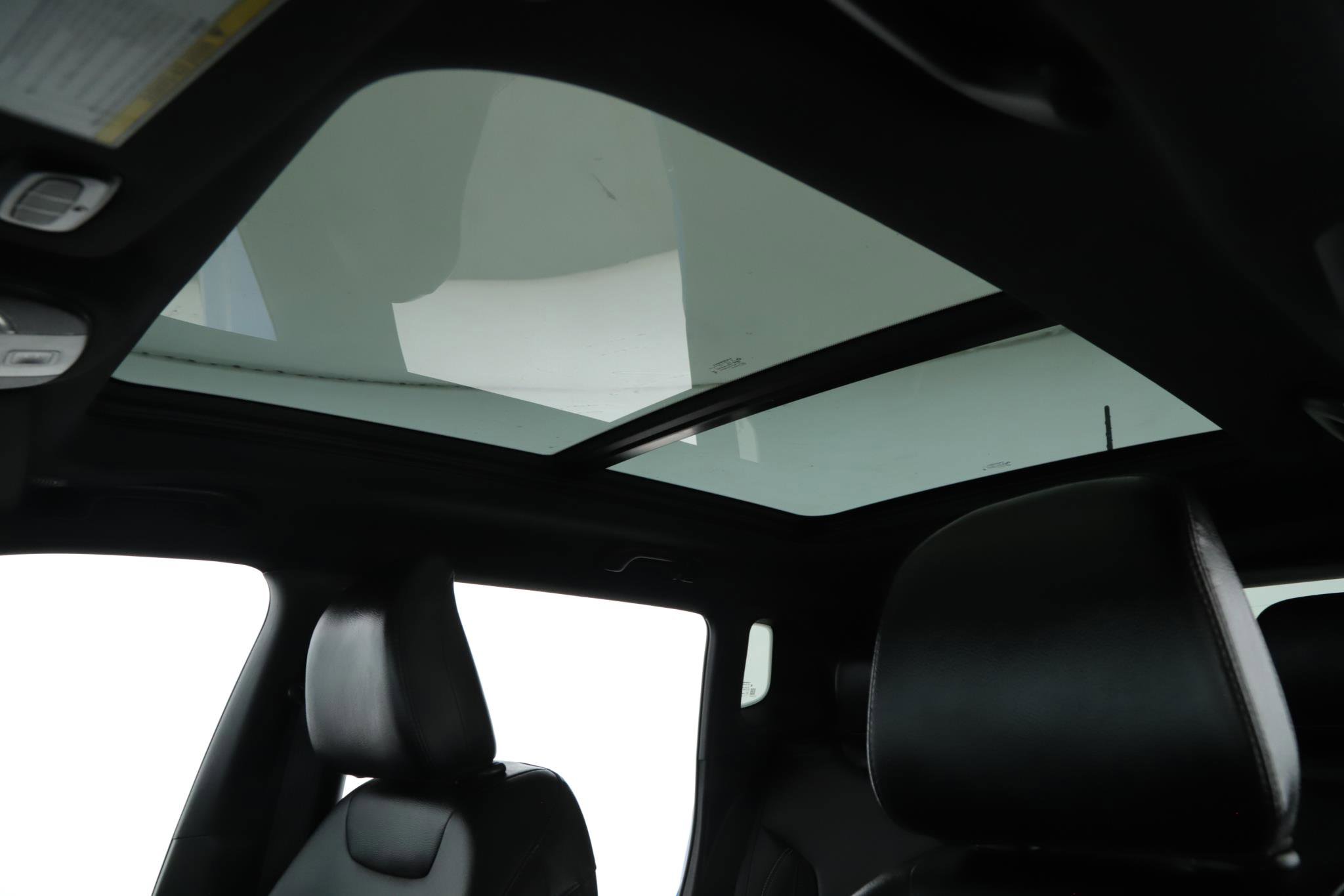 Used 2024 Jeep Compass Latitude w/ Sun and Sound Group image 17