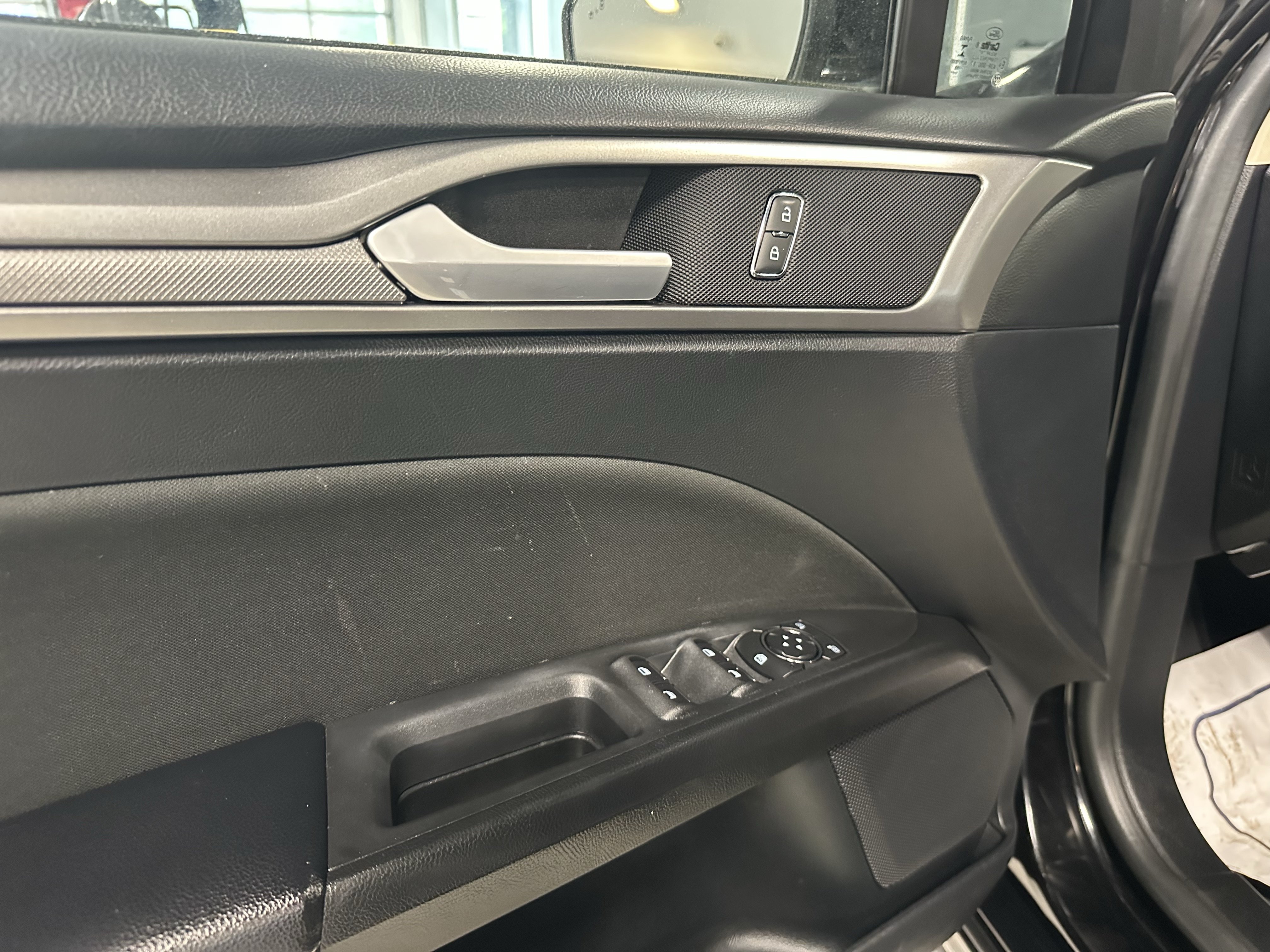 Used 2020 Ford Fusion SE FWD image 13