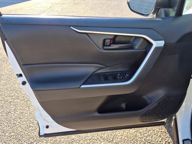 Used 2022 Toyota RAV4 LE AWD/4WD image 6