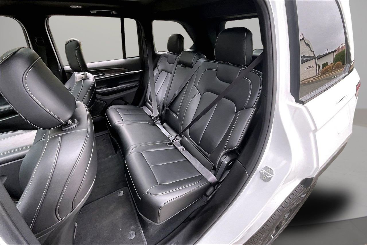 Certified 2025 Jeep Grand Cherokee Limited w/ Black Appearance Package image 24