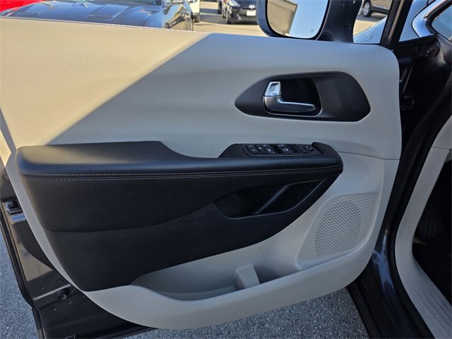 Used 2020 Chrysler Pacifica Touring image 8