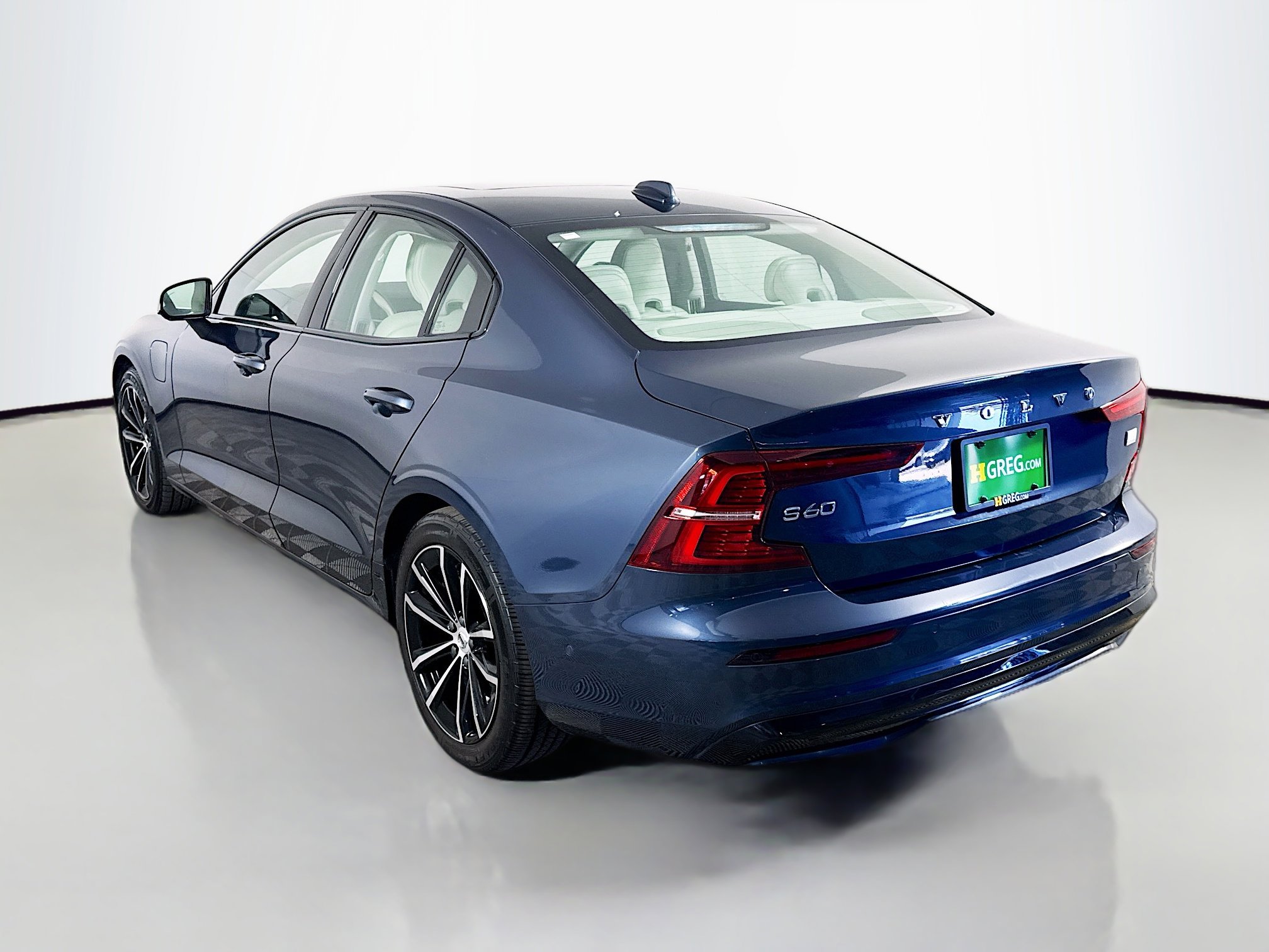 Used 2023 Volvo S60 T8 Plus image 7