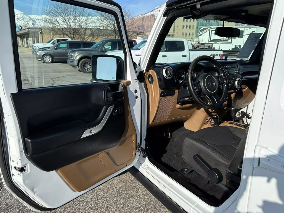 Used 2015 Jeep Wrangler Unlimited Rubicon w/ Max Tow Package AWD/4WD image 5