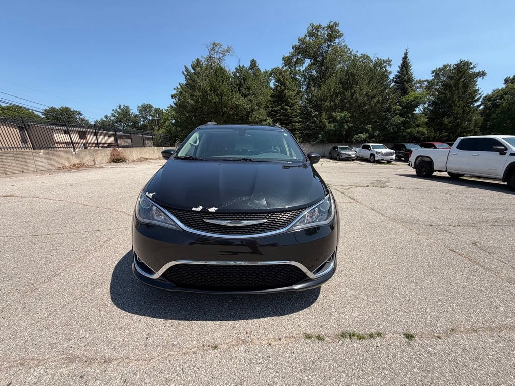Used 2017 Chrysler Pacifica Touring-L w/ Tire & Wheel Group FWD image 3