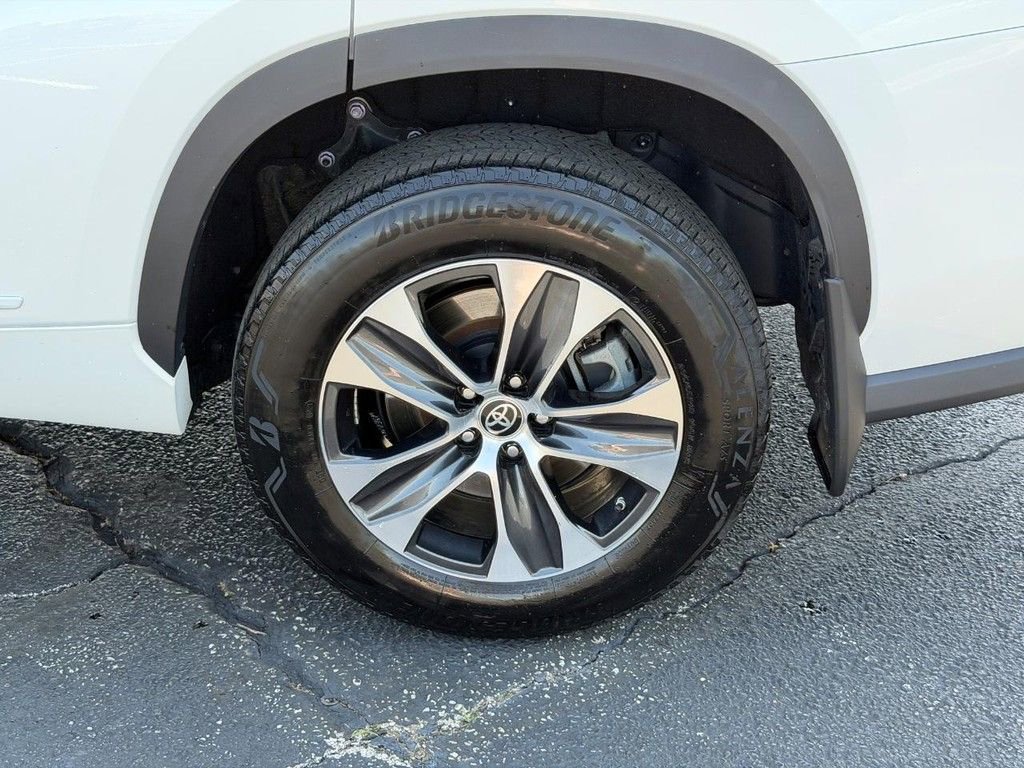 Used 2022 Toyota Highlander XLE AWD/4WD image 8