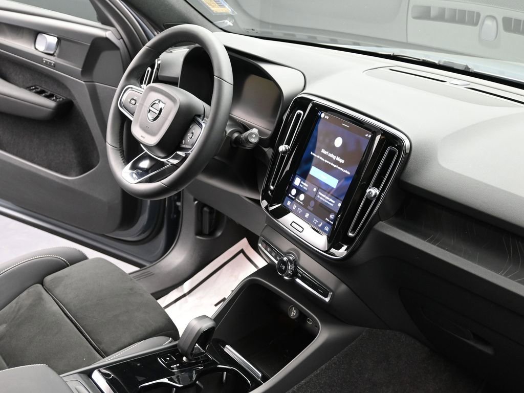 Used 2023 Volvo XC40 Recharge Plus image 23