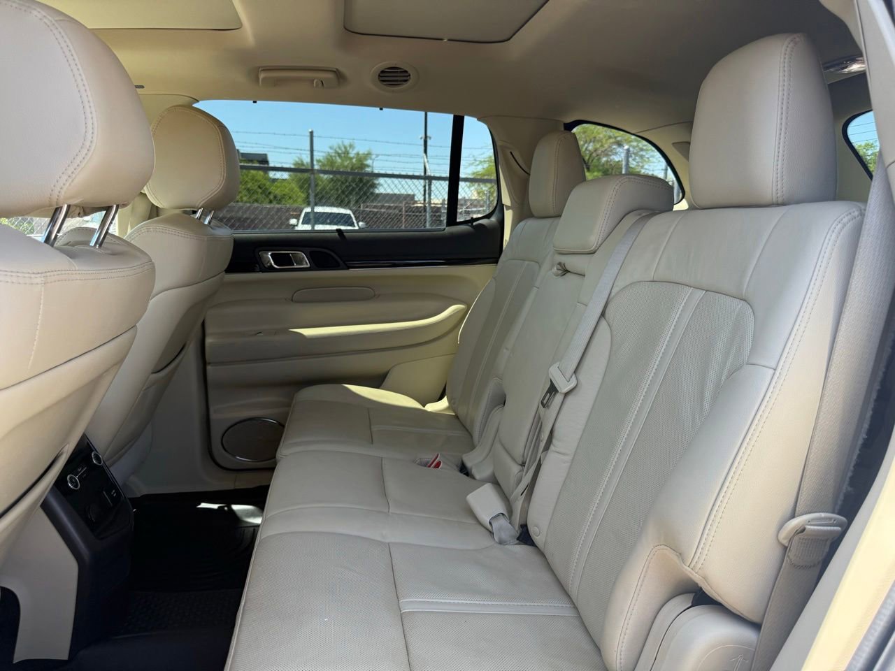 Used 2019 Lincoln MKT AWD image 9