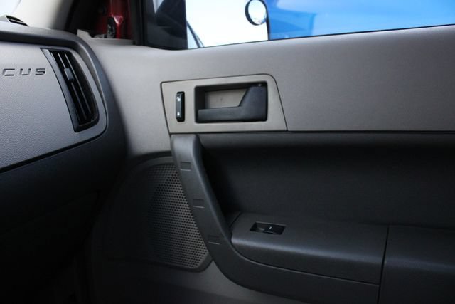 Used 2011 Ford Focus SE w/ Sedan SE Appearance Pkg FWD image 18