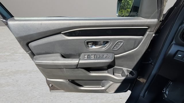 Used 2025 Honda Pilot Touring image 17