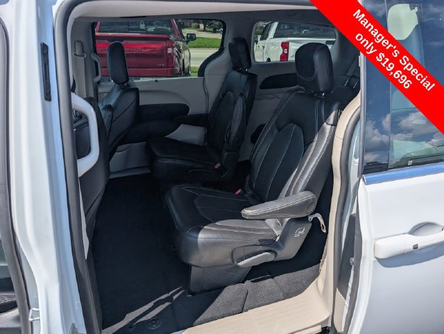 Used 2024 Chrysler Pacifica Touring-L FWD image 9