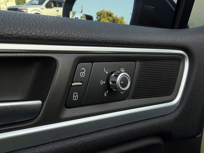 Used 2012 Volkswagen Touareg Hybrid AWD/4WD image 33