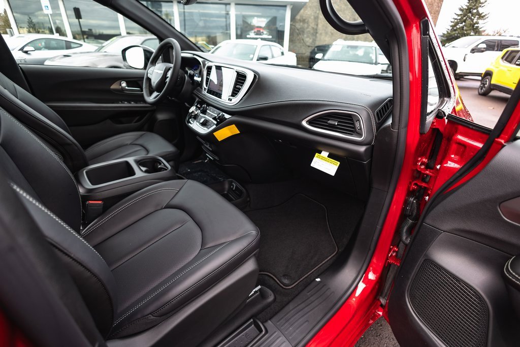 New 2026 Chrysler Pacifica Select w/ S Appearance Package image 29