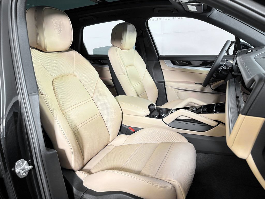 Certified 2026 Porsche Cayenne AWD/4WD image 40