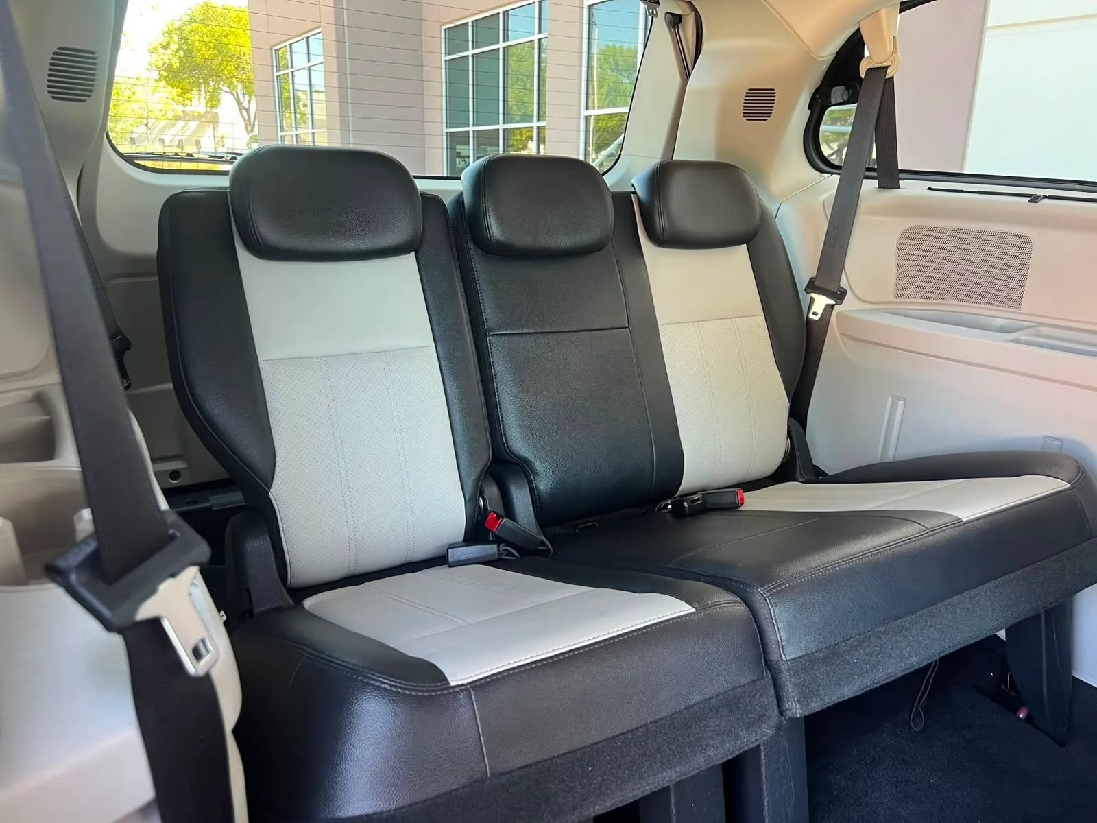 Used 2010 Chrysler Town & Country Touring Plus w/ Safetytec Group FWD image 49