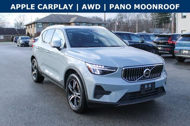 Used 2025 Volvo XC40 B5 Plus image 2