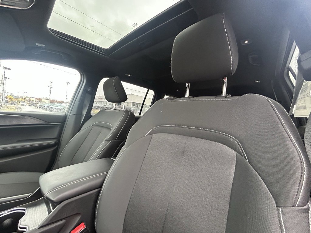 Used 2025 Jeep Grand Cherokee L Laredo w/ Luxury Tech Group I image 16