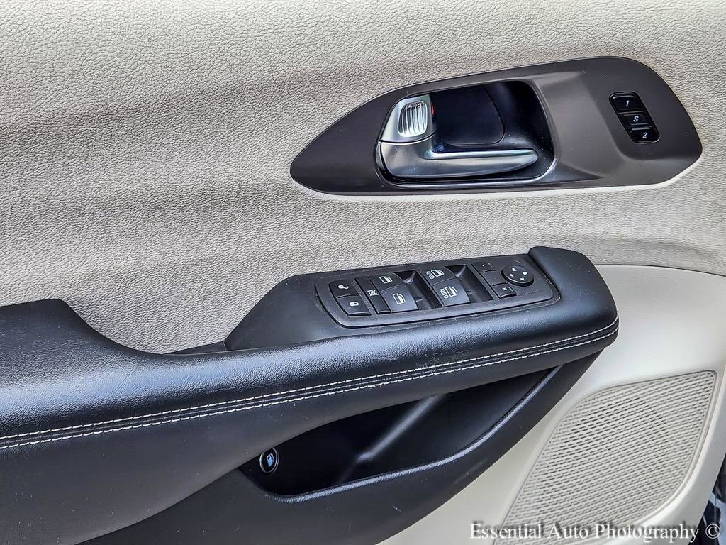 Used 2023 Chrysler Pacifica Touring-L FWD image 14