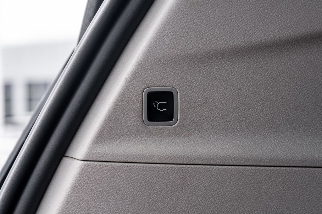 Used 2023 Chrysler Voyager LX FWD image 11