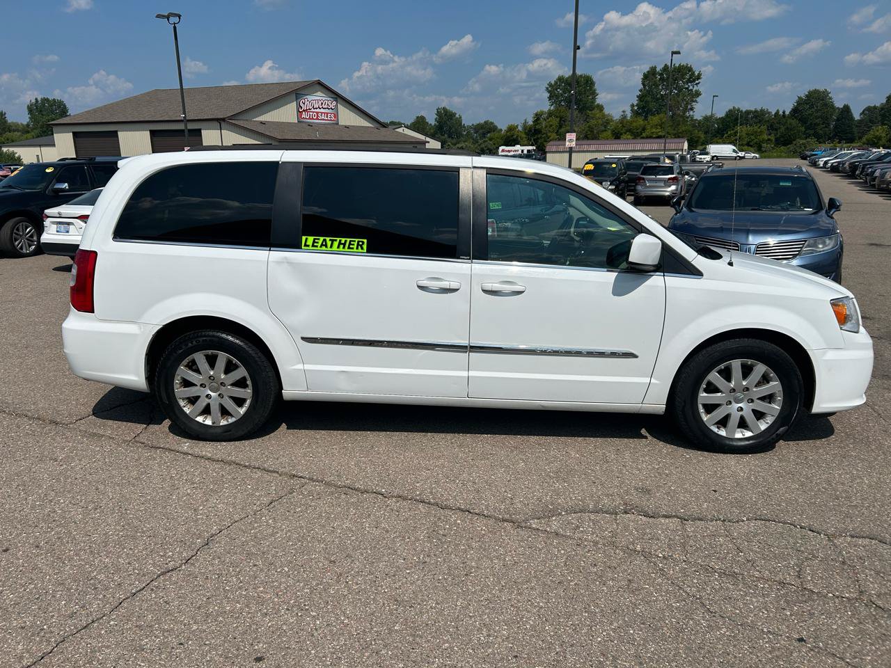 Used 2014 Chrysler Town & Country Touring FWD image 4