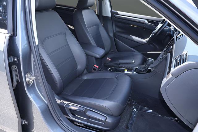 Used 2018 Volkswagen Passat 2.0T SE FWD image 19