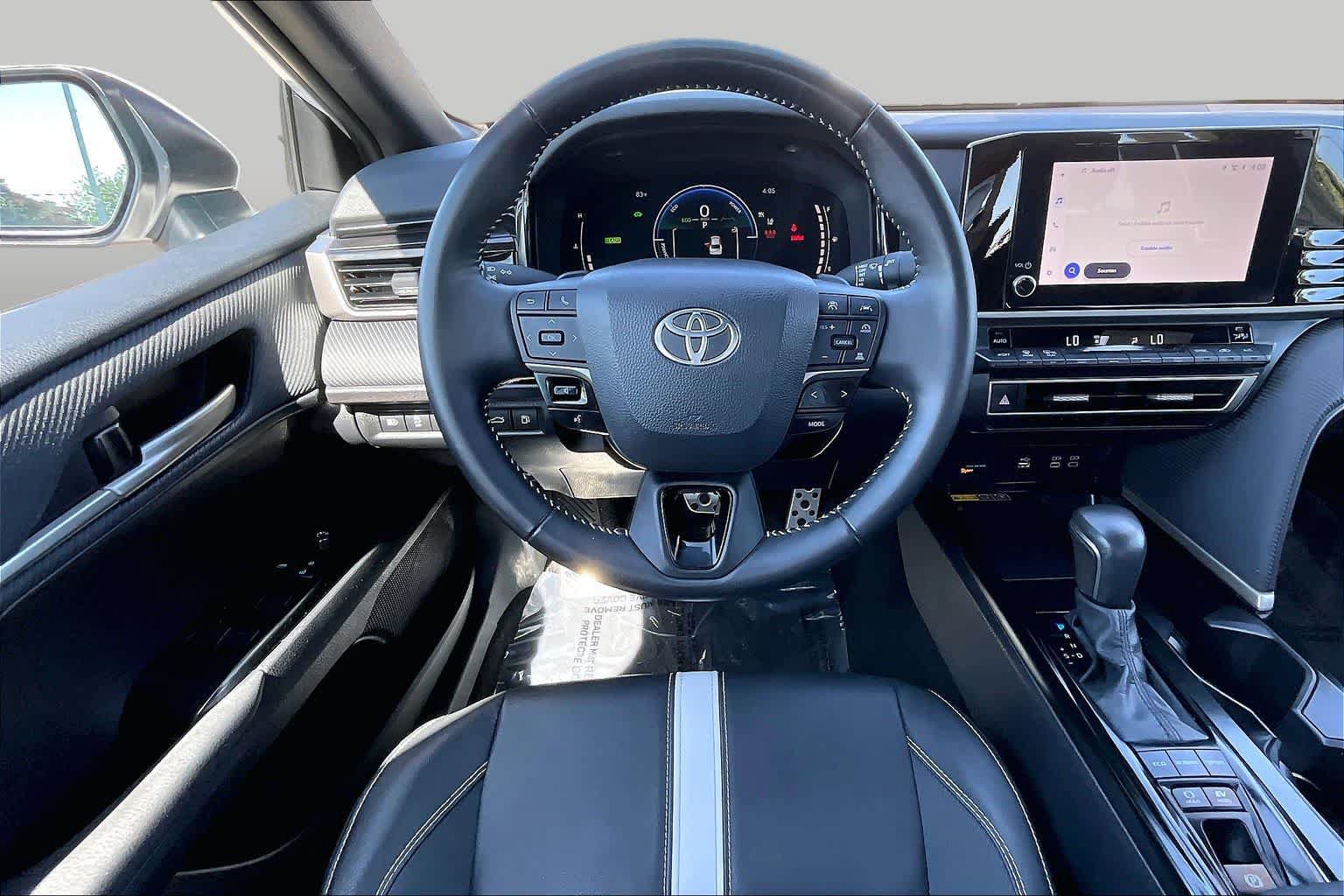 Used 2025 Toyota Camry SE FWD image 5