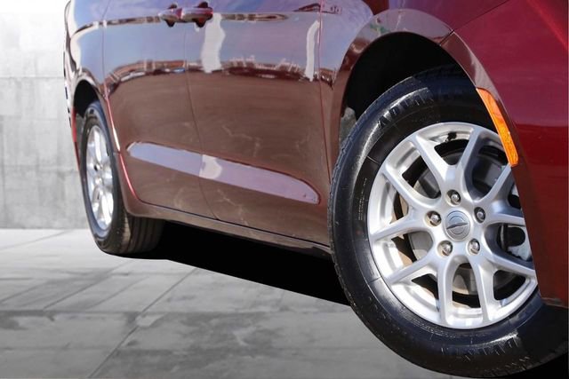 Used 2023 Chrysler Voyager LX image 3