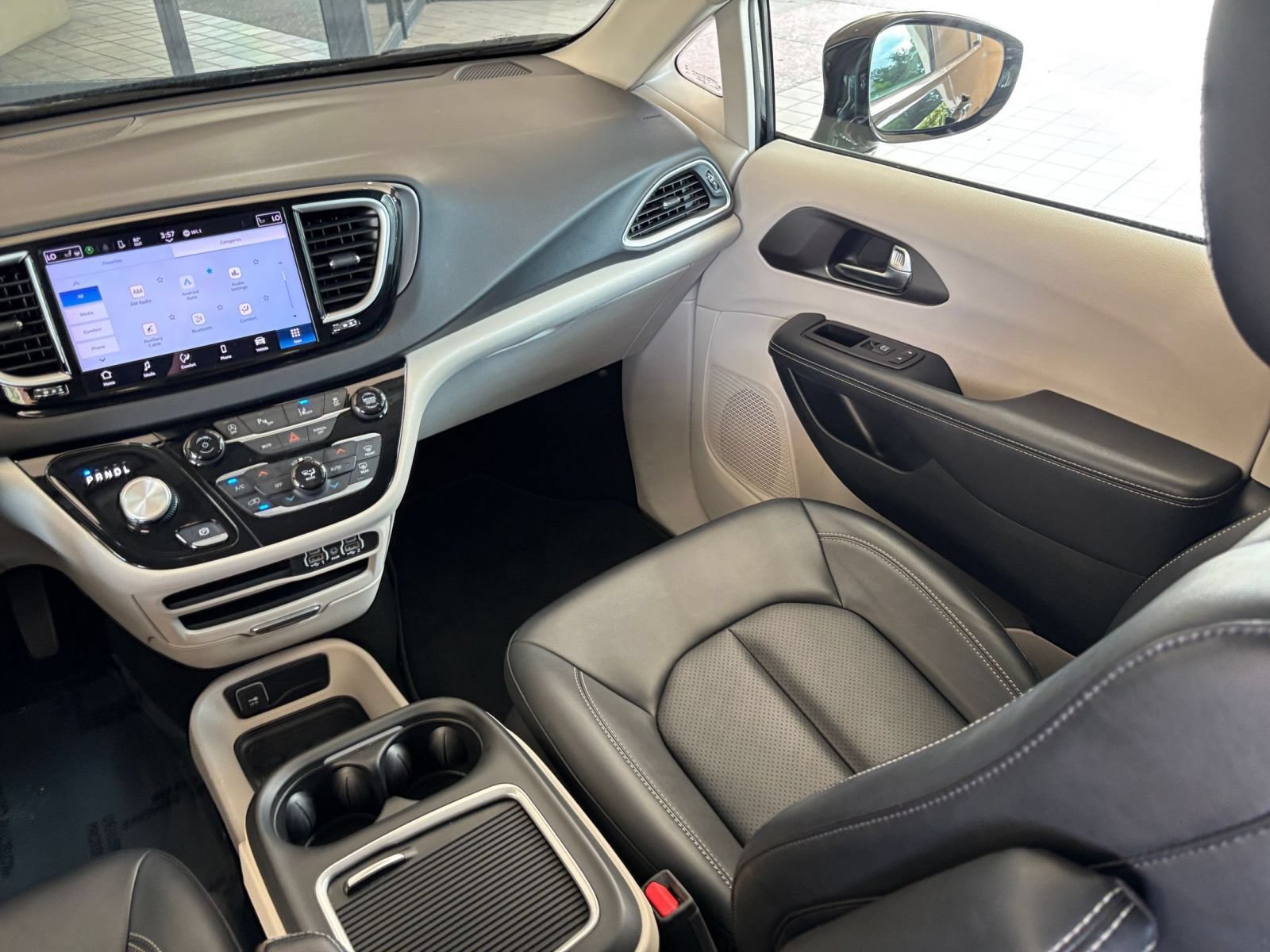 Used 2024 Chrysler Pacifica Touring-L FWD image 36