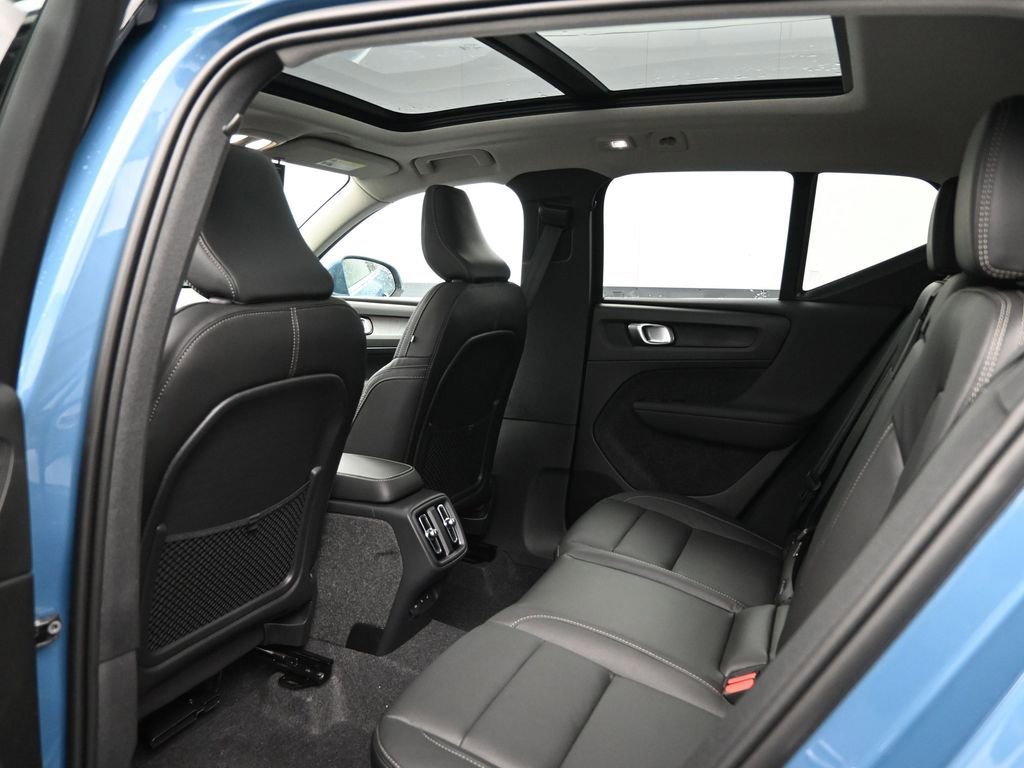 New 2025 Volvo XC40 B5 Core w/ Climate Package image 23