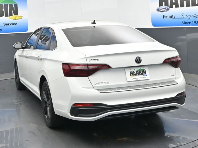 Used 2024 Volkswagen Jetta SE w/ Panoramic Sunroof Package FWD image 4