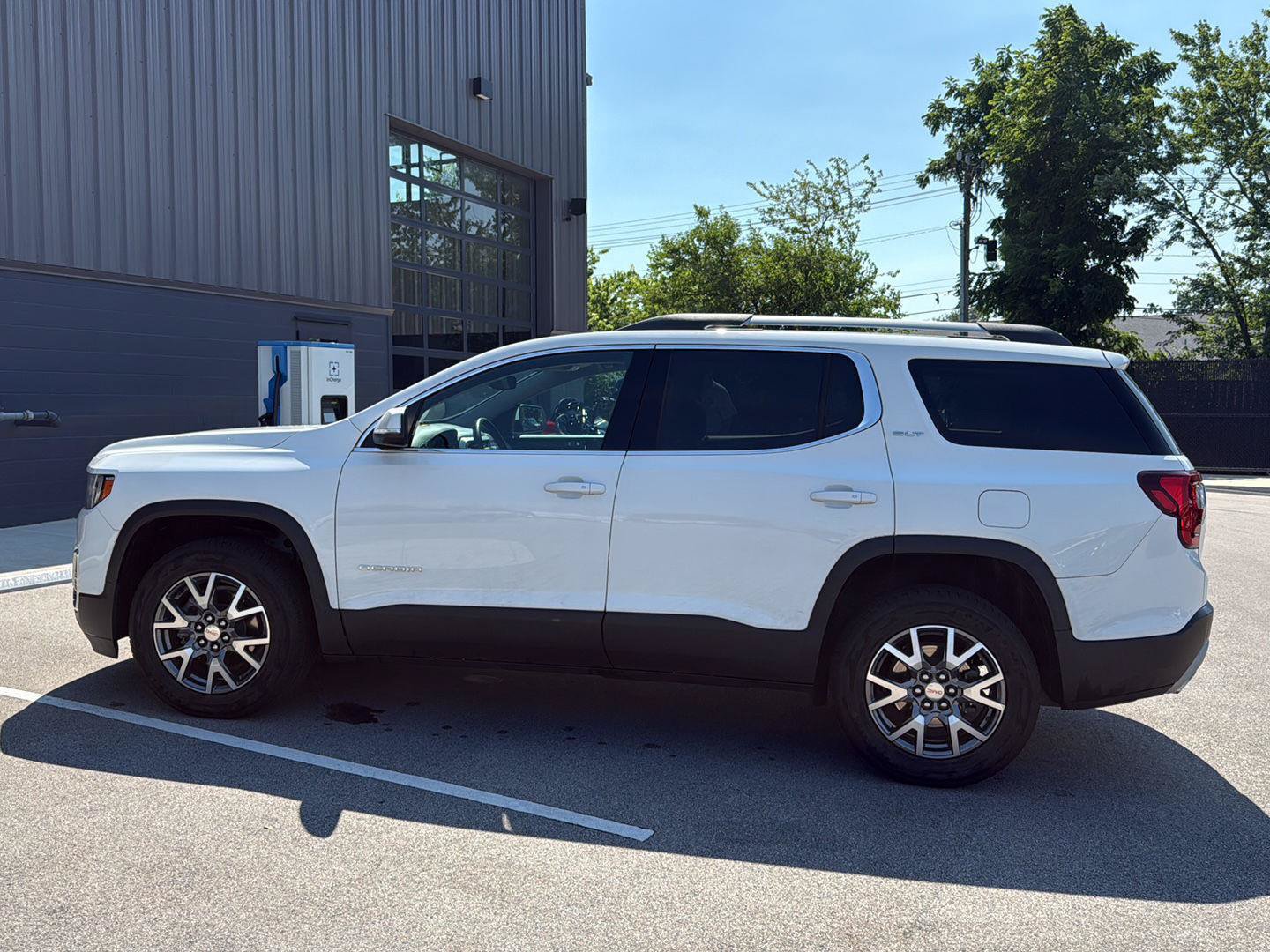 Used 2023 GMC Acadia SLT FWD image 6
