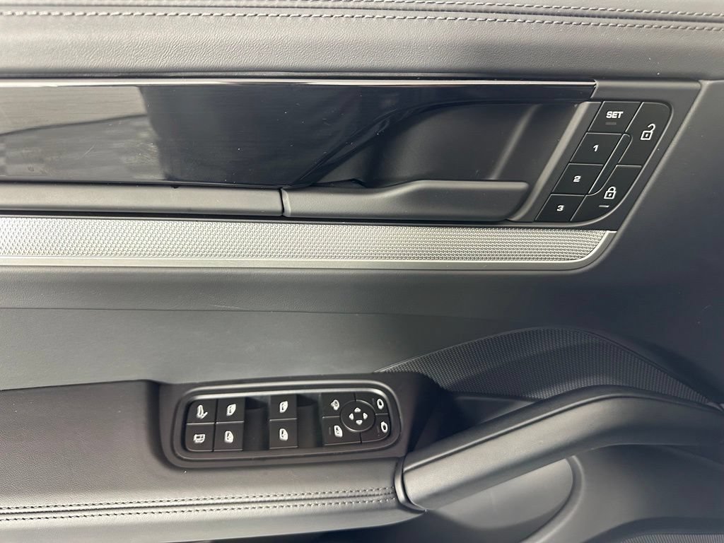 Certified 2026 Porsche Cayenne E-Hybrid AWD/4WD image 17