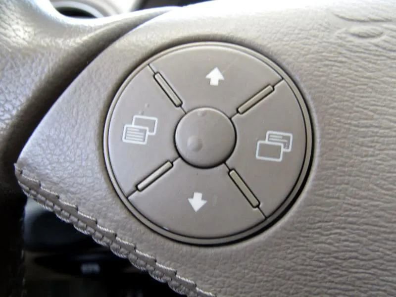 Used 2009 Mercedes-Benz SL 550 image 23