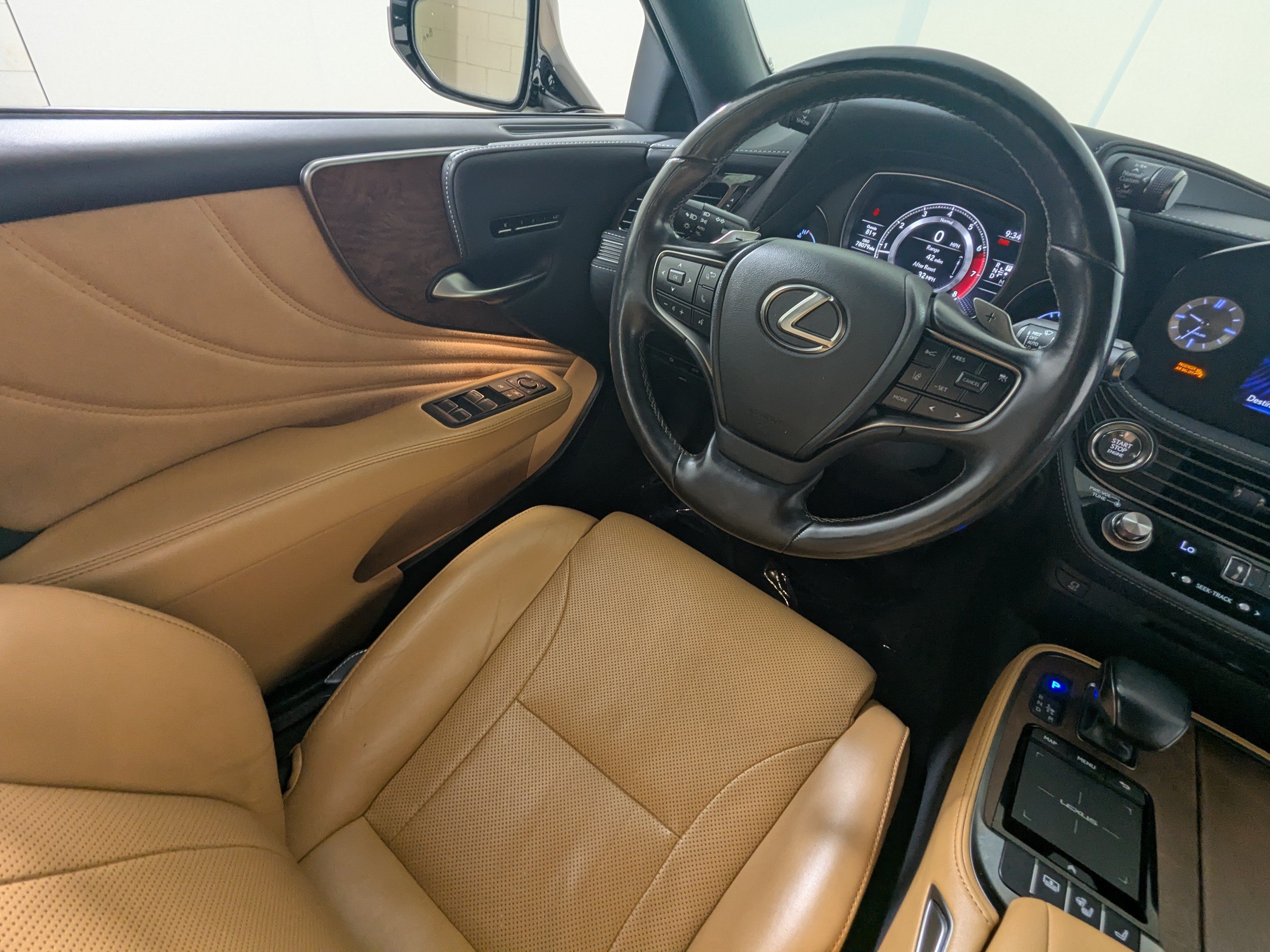 Used 2021 Lexus LS 500 w/ Accessory Package (Z2) RWD image 9