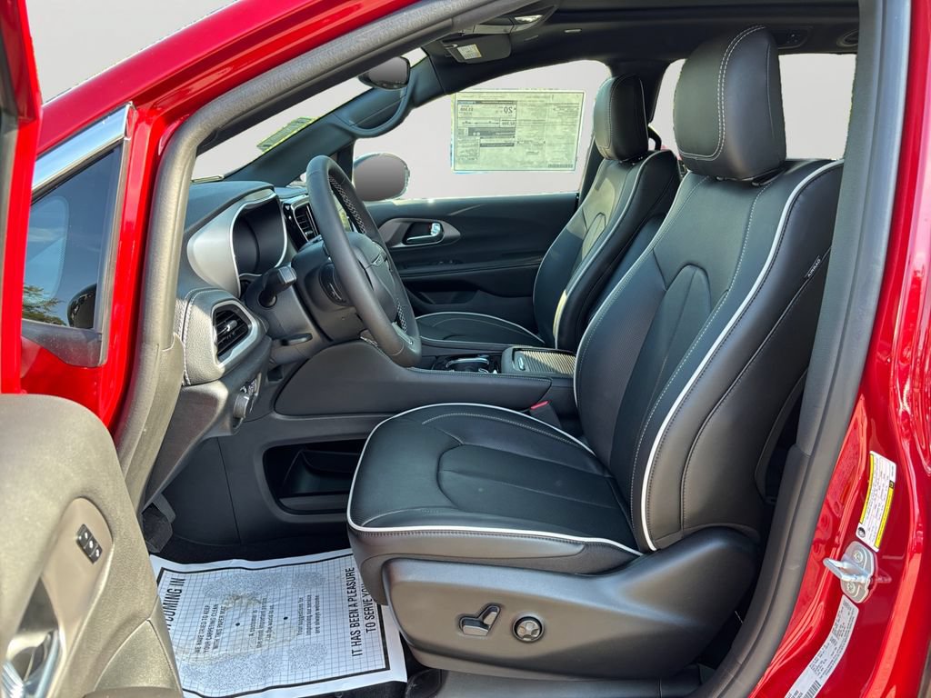 New 2027 Chrysler Pacifica Limited AWD/4WD image 24