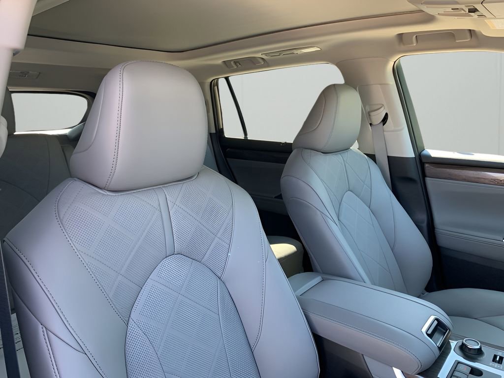 New 2025 Toyota Highlander Platinum image 18