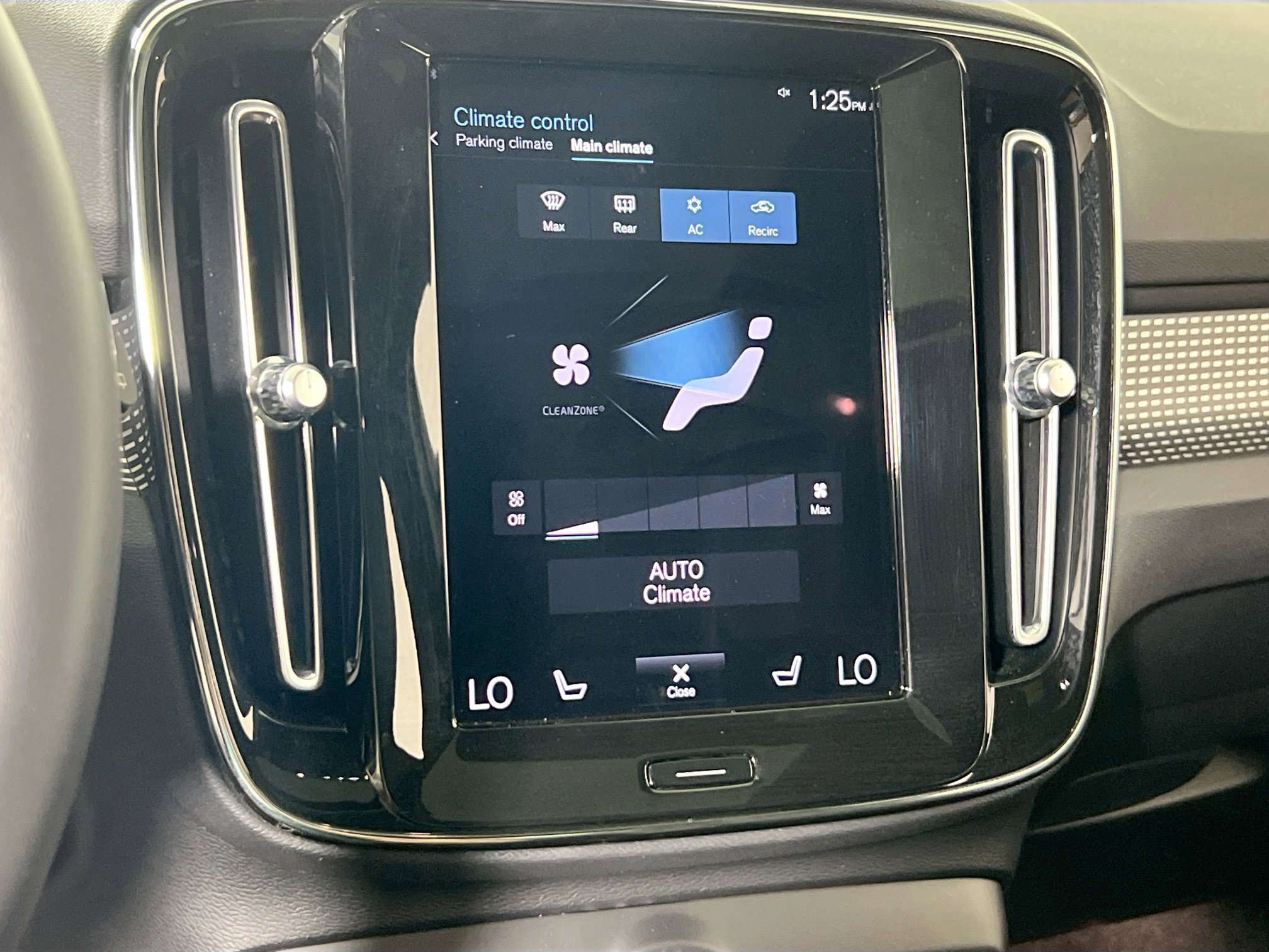 Used 2022 Volvo XC40 T5 R-Design w/ Advanced Package image 15