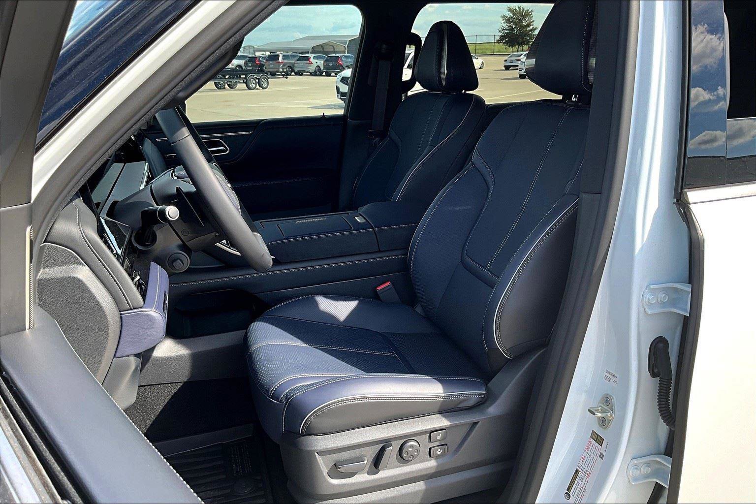 New 2026 INFINITI QX80 Sensory w/ Sport Exterior Package image 17