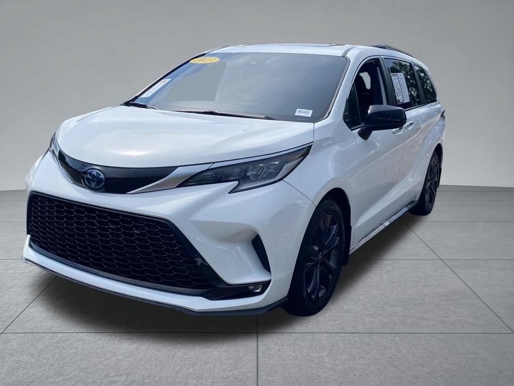 Used 2023 Toyota Sienna XSE FWD image 2
