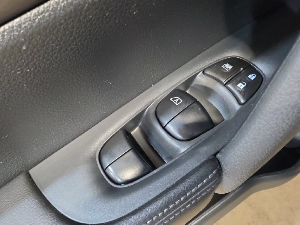 Used 2016 Nissan Rogue S AWD/4WD image 15