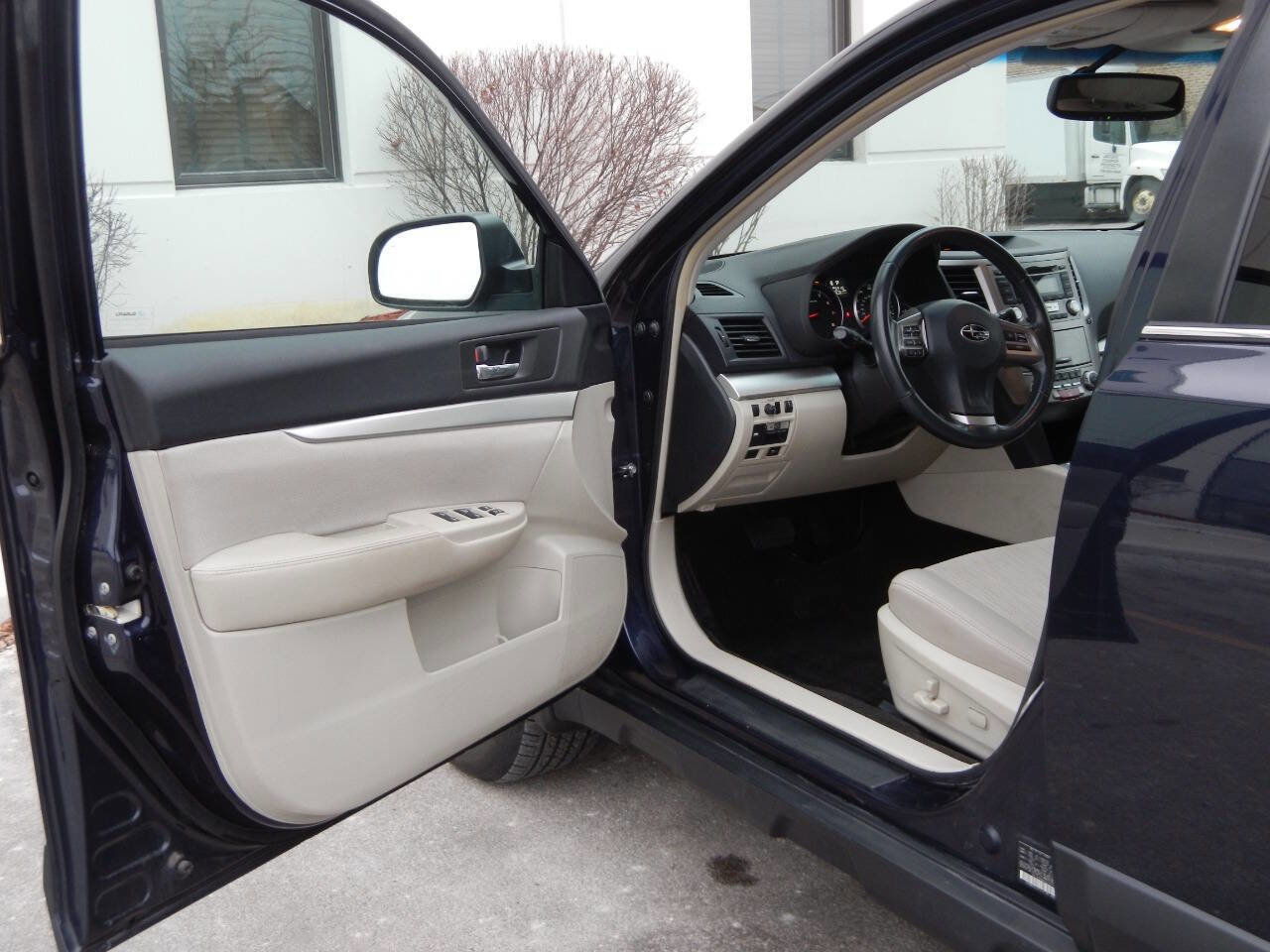 Used 2013 Subaru Outback 2.5i Premium AWD/4WD image 23