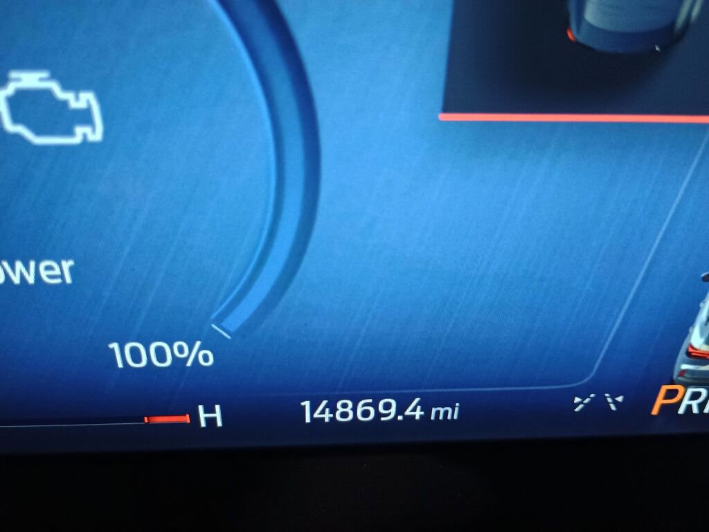 Used 2025 Ford Escape Platinum w/ Premium Technology Package image 3